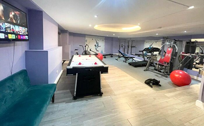 Studio To Rent In Finchley Road, London, NW3