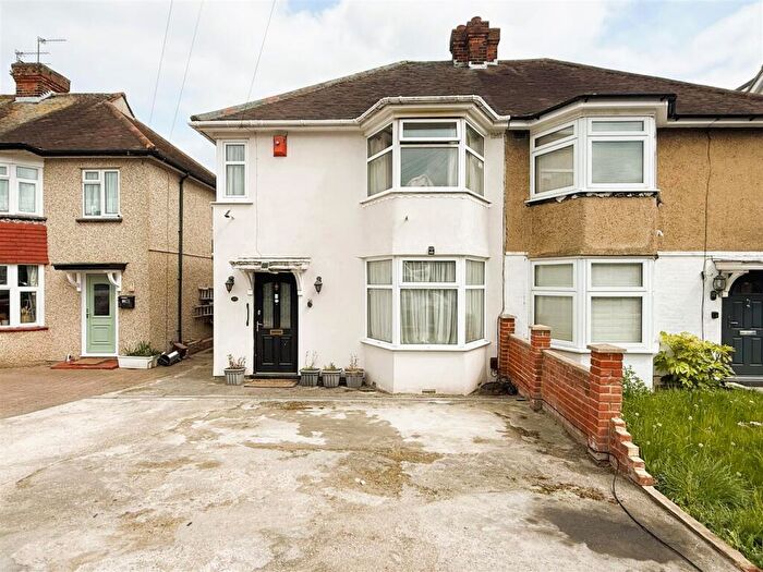 3 Bedroom House For Sale In Keswick Drive, Enfield, EN3