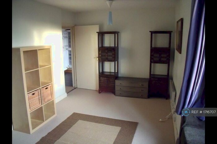 2 Bedroom Flat To Rent In Bramlands Close, London, SW11