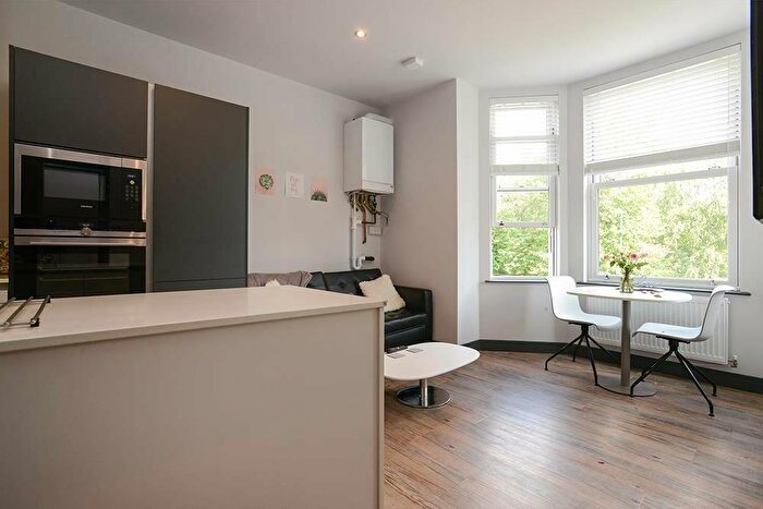 2 Bedroom Flat To Rent In Waverley Street, Nottingham, Nottinghamshire, NG7