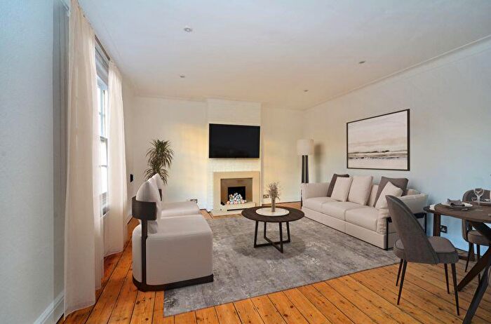 3 Bedroom Apartment For Sale In Hampton Court Way, Thames Ditton, KT7