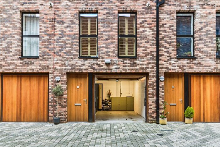 2 Bedroom Flat For Sale In Lockgate Mews, Manchester, M4