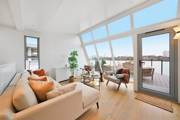 2 Bedroom House Boat To Rent In Cheyne Walk, SW10