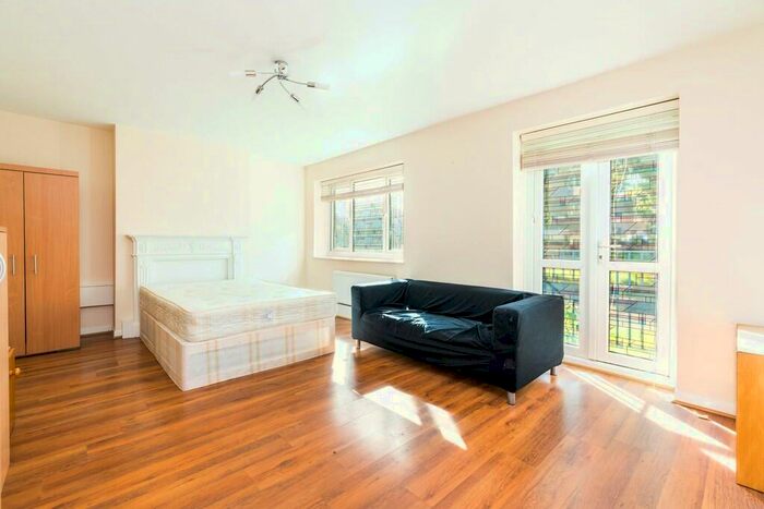 3 Bedroom Apartment To Rent In Arnould Avenue, London, SE5