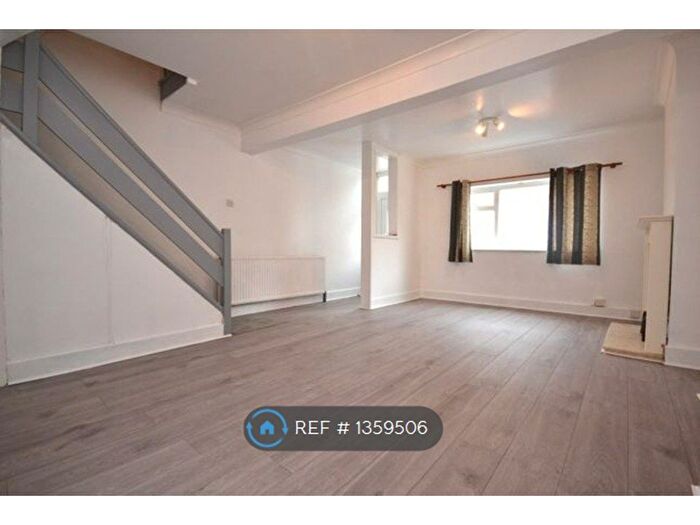3 Bedroom Terraced House To Rent In Stanley St, Reading, RG1