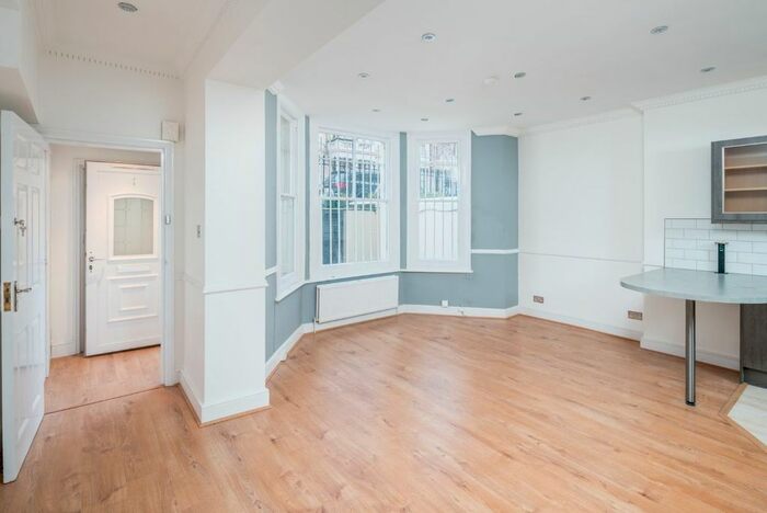 3 Bedroom Flat To Rent In Longridge Road, London, SW5