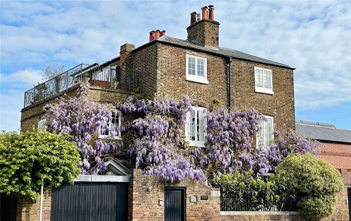 5 Bedroom Semi Detached House For Sale In Hampton Court Road, East Molesey, KT8
