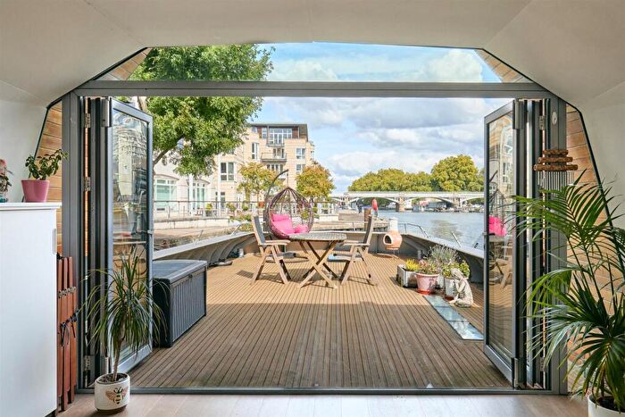 2 Bedroom House Boat For Sale In Panther Quay, Hampton Wick, KT1