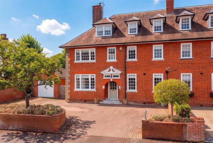 5 Bedroom Semi-Detached House For Sale In St. Catherines Road, Broxbourne, EN10