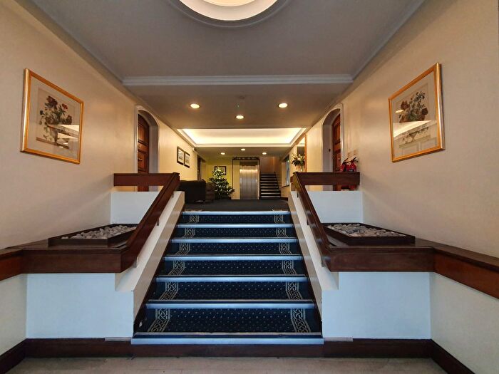 3 Bedroom Flat To Rent In Edwardes Square, London, W8