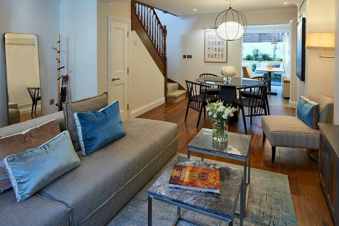 3 Bedroom Flat To Rent In Cheval Place, Knightsbridge, London, SW7