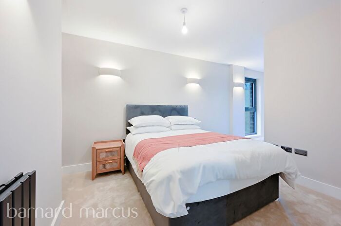2 Bedroom Flat For Sale In Shepherds Bush Road, London, W6