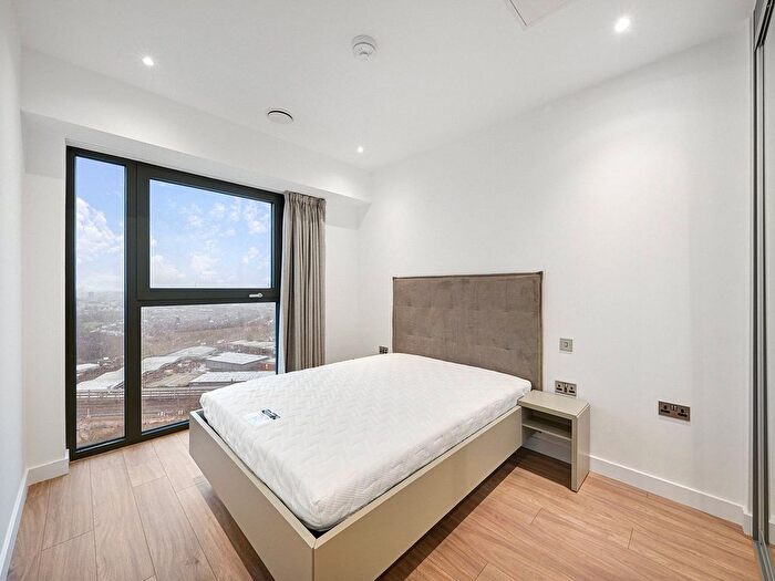 3 Bedroom Flat To Rent In Uncle Acton, Victoria Road, W3