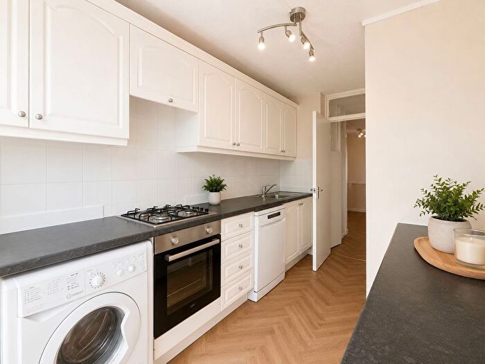 2 Bedroom Flat To Rent In Clearbrook Way, London, E1