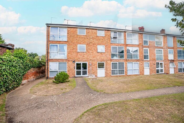 2 Bedroom Apartment To Rent In Meadow Close, London Colney, St Albans, Herts, AL2