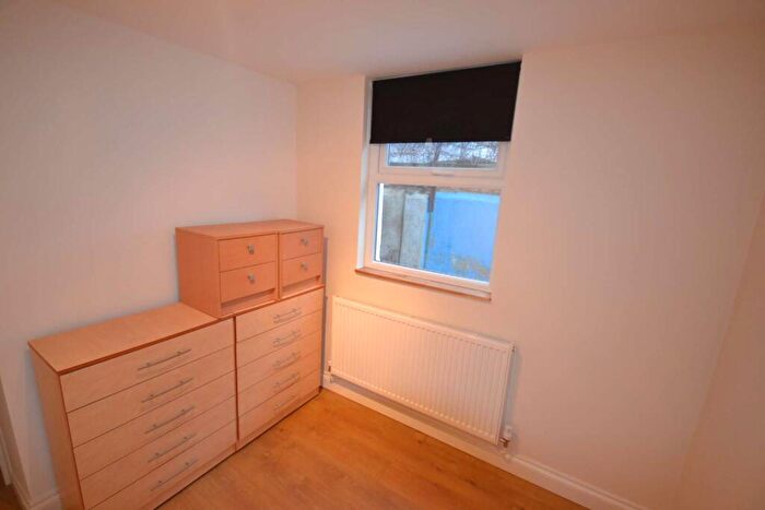 3 Bedroom Flat To Rent In Elmington Road, Camberwell, London, SE5