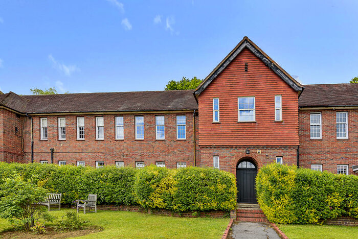 2 Bedroom Apartment For Sale In Old Lane, Dockenfield, Farnham, Surrey, GU10
