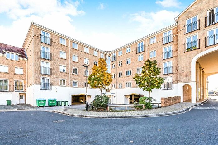 2 Bedroom Flat For Sale In The Dell, Southampton, Hampshire, SO15