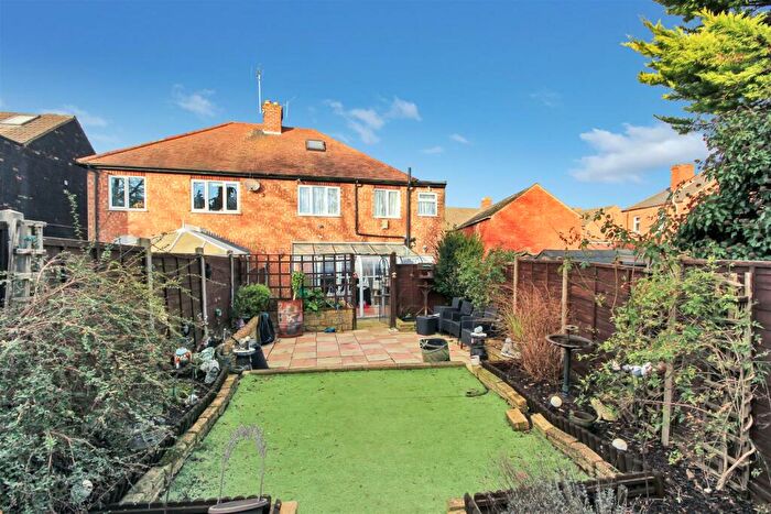 4 Bedroom Semi-Detached House For Sale In Pratt Road, Rushden, NN10