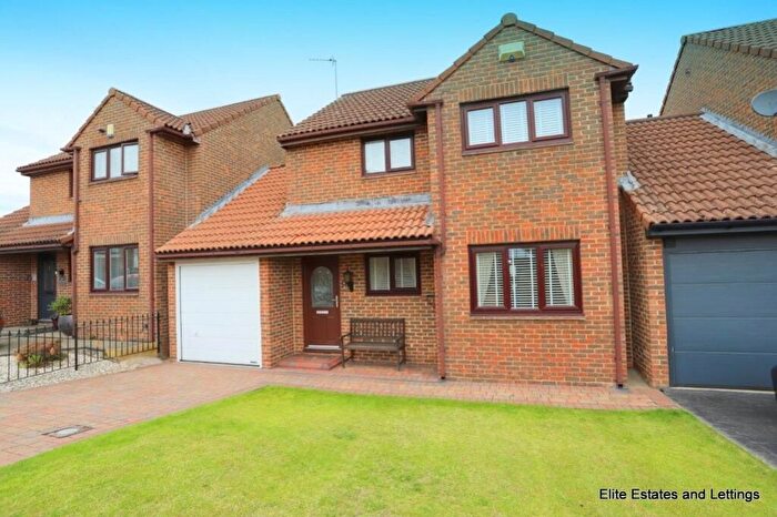 3 Bedroom Link Detached House For Sale In Old Farm Court, Sunniside, NE16