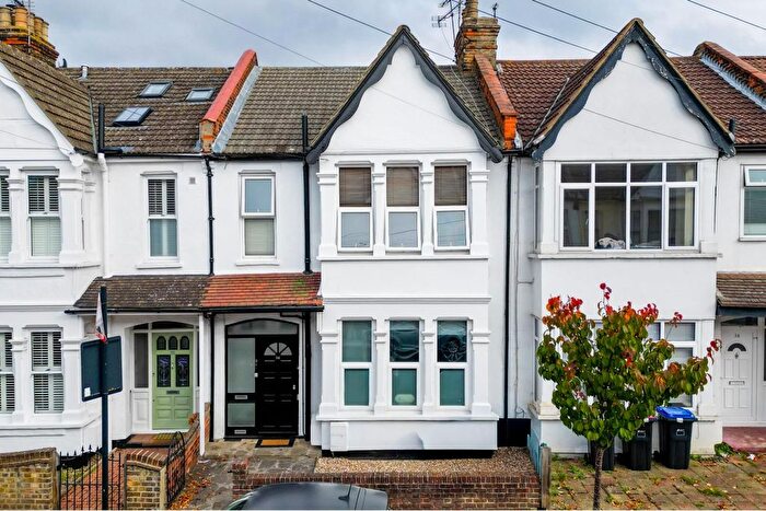 2 Bedroom Flat For Sale In Leigham Court Drive, Leigh-On-Sea, SS9