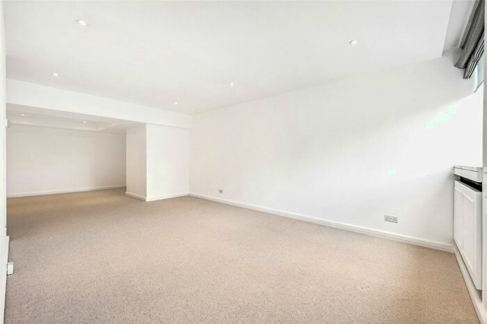 2 Bedroom Flat To Rent In St James's Square, St. James's, London, SW1Y