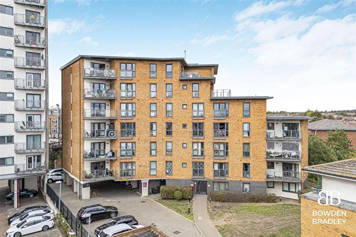 2 Bedroom Flat For Sale In Parham Drive, Ilford, IG2
