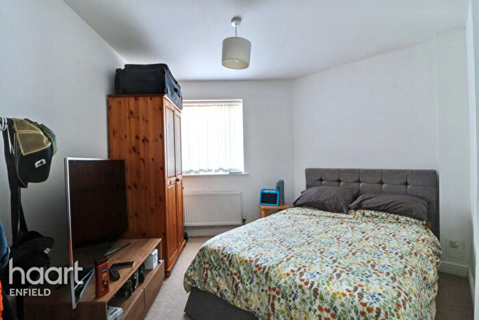 2 Bedroom Apartment For Sale In The Cedars, Broxbourne, EN10