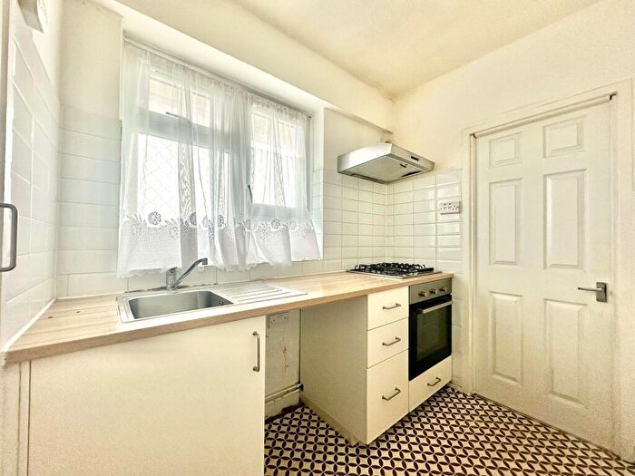 2 Bedroom Flat To Rent In Broadford House, Commodore Street, E1