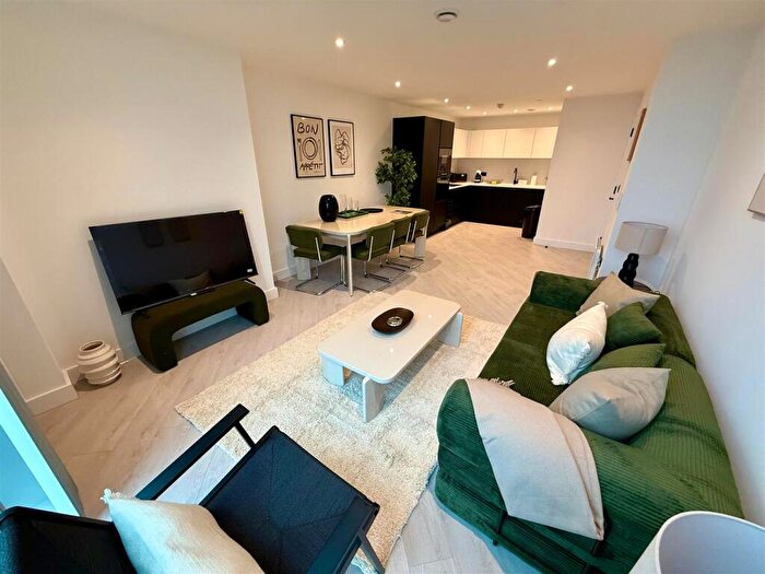1 Bedroom Apartment To Rent In Vista River Gardens, Trinity Way, Manchester, M3