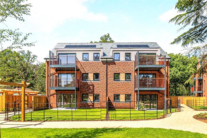 2 Bedroom Flat For Sale In Shores Road, Horsell, Surrey, GU21