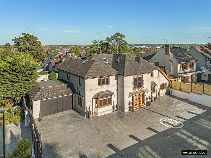 6 Bedroom Detached House To Rent In College Road, Hoddesdon, EN11