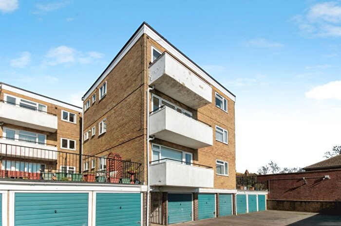 2 Bedroom Flat For Sale In The Marlowes, Bexhill-On-Sea, TN40
