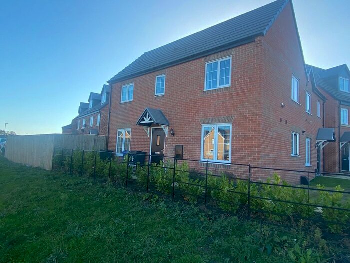 3 Bedroom Semi-Detached House To Rent In Cutter Lane, New Rossington, Doncaster, DN11