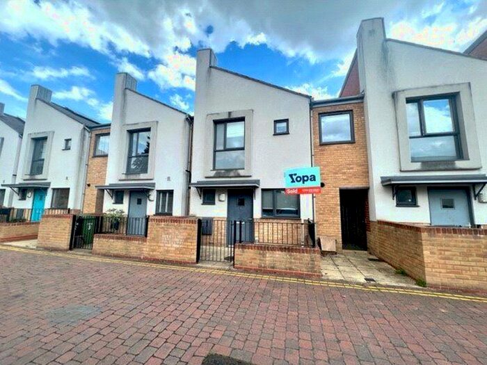 3 Bedroom Semi-Detached House To Rent In Kilmeston Close, Eastleigh, Hampshire, SO50