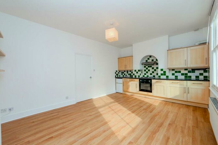 2 Bedroom Apartment To Rent In Aubert Park, Highbury, London, N5