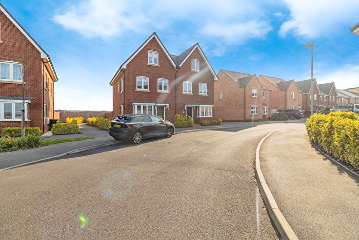 3 Bedroom Semi-Detached House For Sale In Hadrian Crescent, Leighton Buzzard, Bedfordshire, LU7