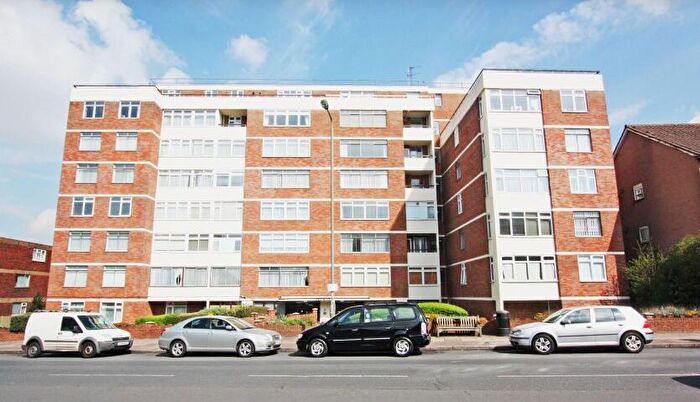 2 Bedroom Flat To Rent In Melvin Hall, London, NW11