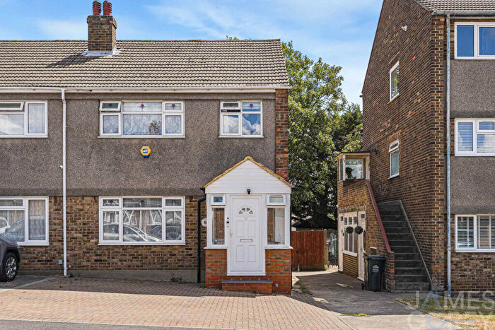 3 Bedroom Semi-Detached House For Sale In Weardale Avenue, Dartford, DA2