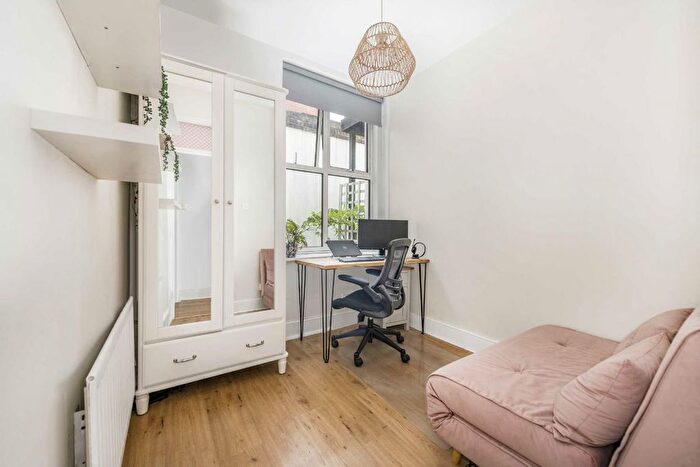 2 Bedroom Flat For Sale In Kilburn Lane, London, W10