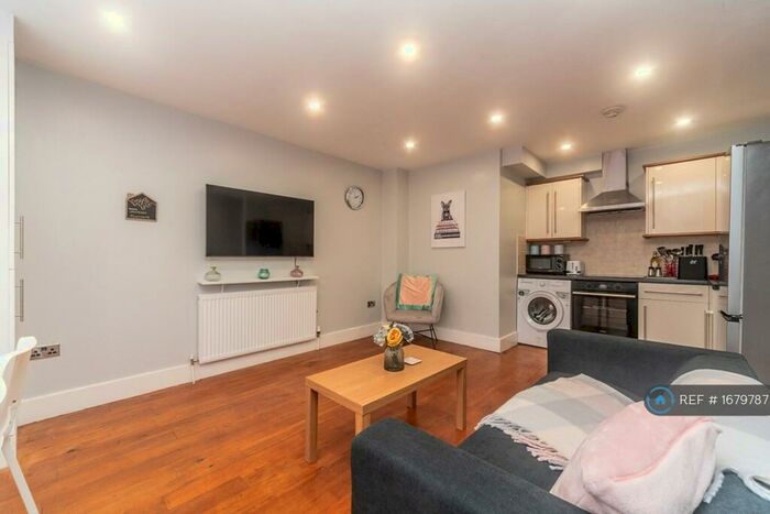 2 Bedroom Flat To Rent In St. John's Hill, London, SW11