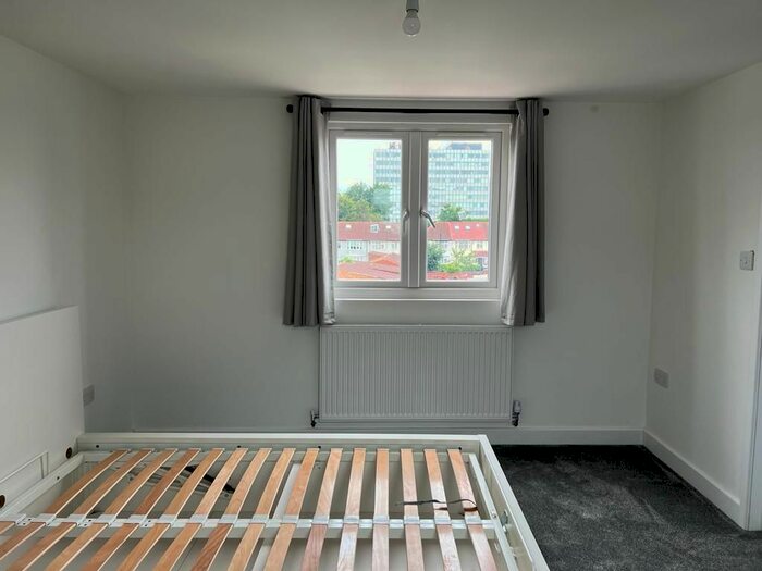 Studio To Rent In Basildene Road, Hounslow, TW4