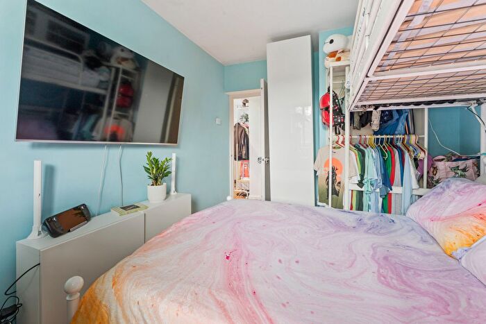 2 Bedroom Flat For Sale In Carslake Road, London, SW15