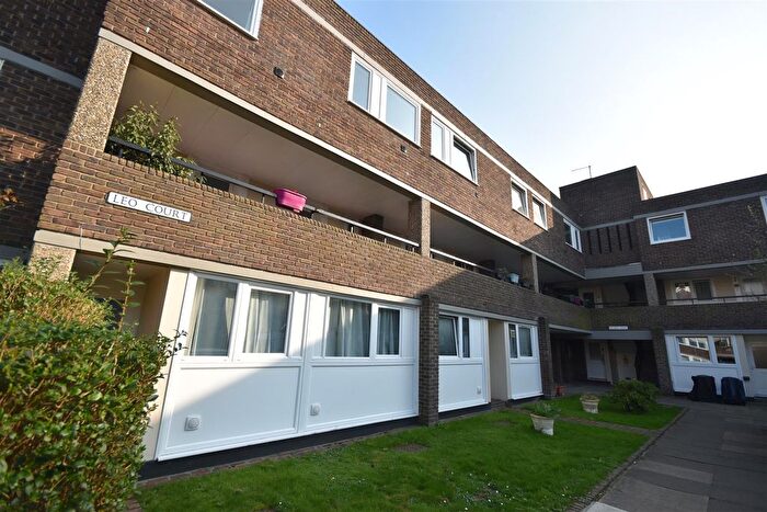 3 Bedroom Flat To Rent In Augustus Close, Brentford, TW8