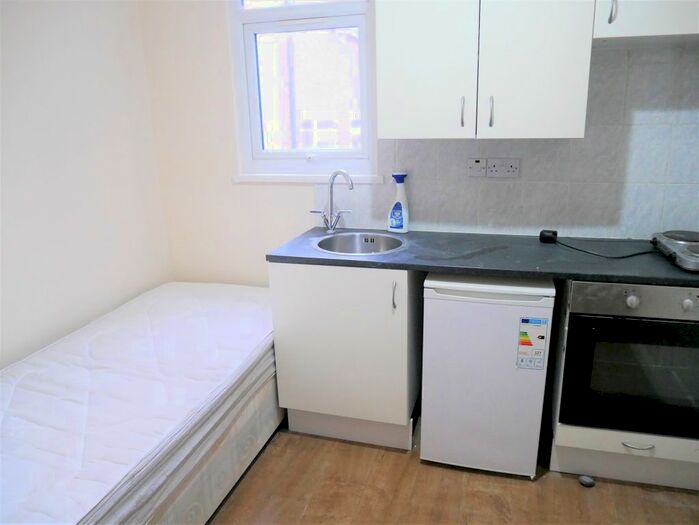 Studio To Rent In Park Avenue, Southall, UB1
