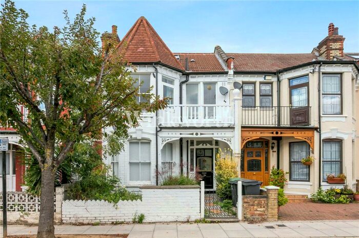 3 Bedroom Apartment To Rent In Woodside Road, Wood Green, London, N22