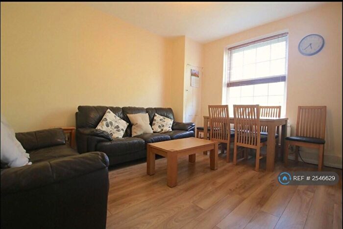 3 Bedroom Flat To Rent In Munden House, London, E3