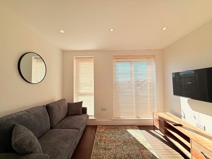 1 Bedroom Flat To Rent In Northfield Avenue, Ealing, London, W13