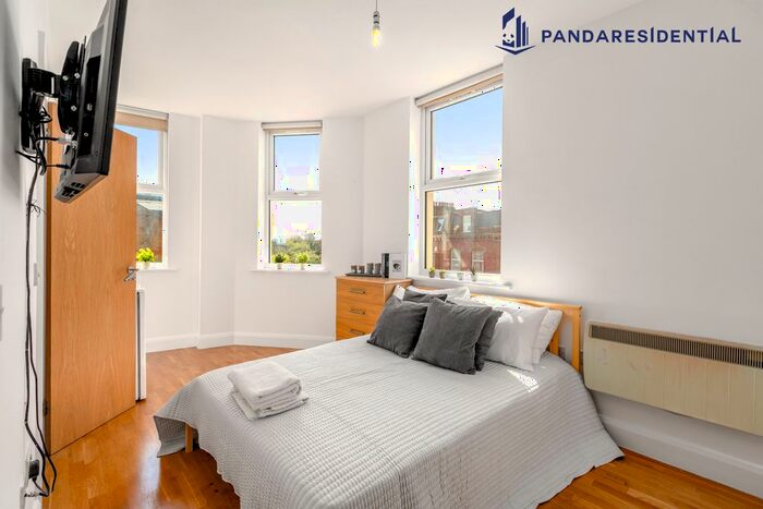 Studio To Rent In Holloway Road, London, N19