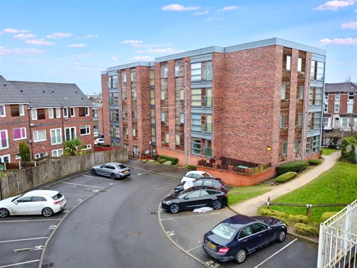 2 Bedroom Apartment For Sale In Binding Close, Nottingham, NG5